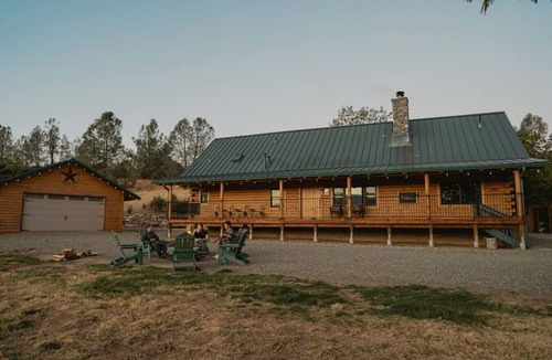 Mariposa Cabin | Scenic View Yosemite Cabin with hottub by Casa Oso