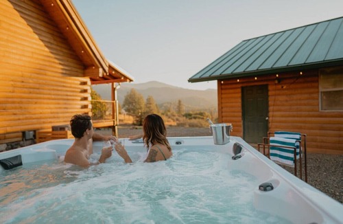 Mariposa Cabin | Scenic View Yosemite Cabin with hottub by Casa Oso