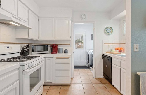West Beach House | SEAbbatical by the Wharf, 2 BD, 2 BA Duplex, Walk to Beach