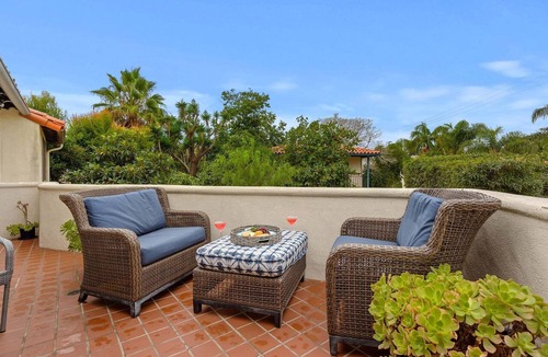 West Beach House | SEAbbatical by the Wharf, 2 BD, 2 BA Duplex, Walk to Beach