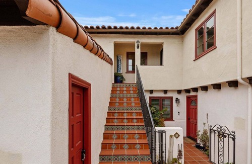 West Beach House | SEAbbatical by the Wharf, 2 BD, 2 BA Duplex, Walk to Beach