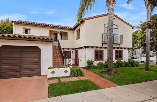 West Beach House | SEAbbatical by the Wharf, 2 BD, 2 BA Duplex, Walk to Beach