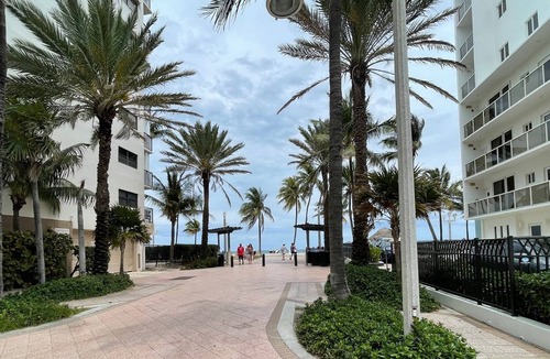 Hollywood Apartment | Seabreeze Studio #10 - 4 Guests - Steps to Beach