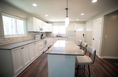 Ellsworth House | Secluded 5BR Retreat w/Hot Tub, Sleeps 10