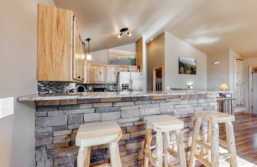 Rainbow Valley House | Secluded Dog-Friendly Home w/Free WiFi, Private Hot Tub, Washer/Dryer, Fireplace