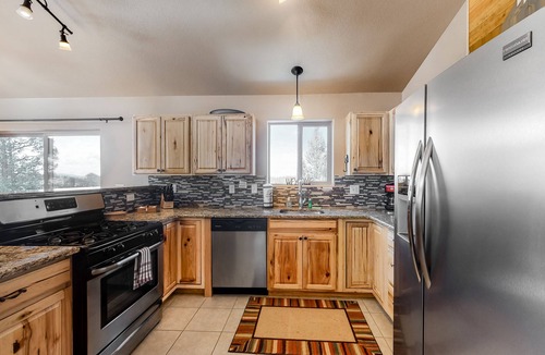 Rainbow Valley House | Secluded Dog-Friendly Home w/Free WiFi, Private Hot Tub, Washer/Dryer, Fireplace