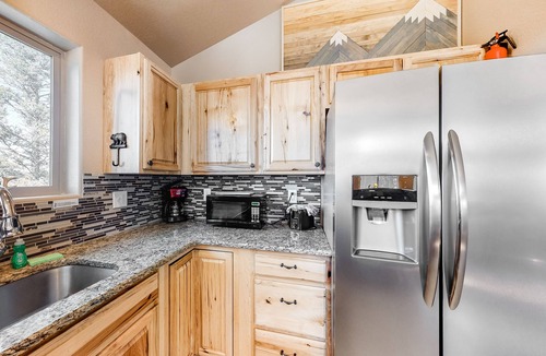 Rainbow Valley House | Secluded Dog-Friendly Home w/Free WiFi, Private Hot Tub, Washer/Dryer, Fireplace