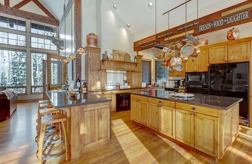 Mount Crested Butte House | Secluded luxury cabin w/game room & mountain views - close to skiing