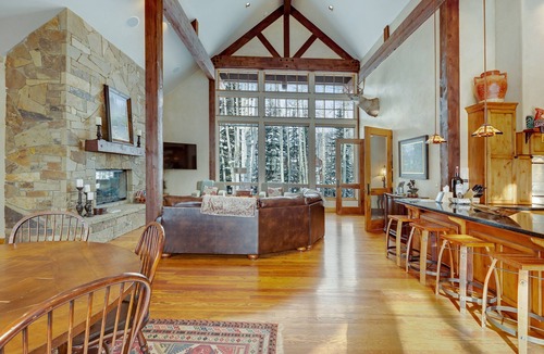 Mount Crested Butte House | Secluded luxury cabin w/game room & mountain views - close to skiing