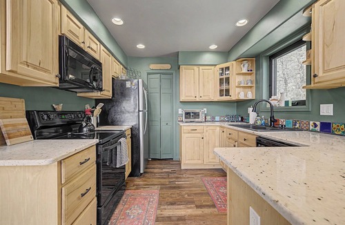 Fairplay Cabin | Secluded Pet-Friendly Getaway, less than 35 miles to Breck, Fast Wifi, spacious - A Reel Good Time