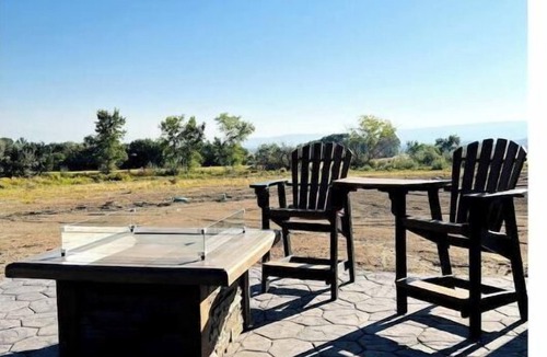 Montrose County House | Secluded Winiarski Cabin on Vineyard with Hot Tub