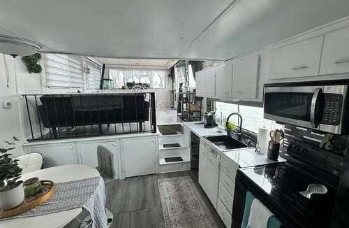 Osborne Boat Rental | "Serene Houseboat Hideaway"