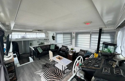 Osborne Boat Rental | "Serene Houseboat Hideaway"