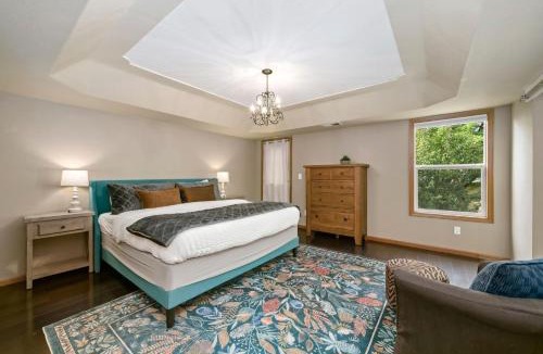 Loveland House | Shady Grove with 4 King Beds, Dog Run and Outdoor Fun