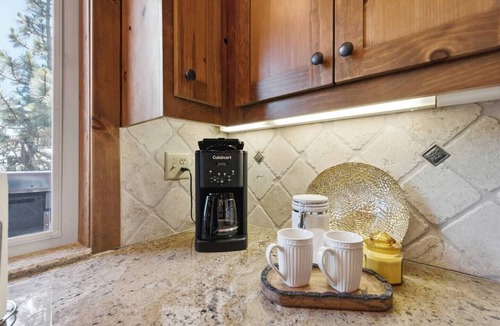 Shaver Lake House | Shaver Dreamin’ - Mountain Views, Hot Tub Nights