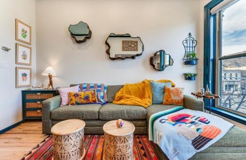 Golden House | Shop, Dine, Unwind! Couples Retreat in Dtwn Golden