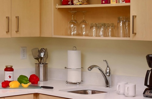 Middleburg Heights Hotel | Short Walk from Lake Abram Marsh! W/Private Kitchen, FREE Parking, Pet-friendly