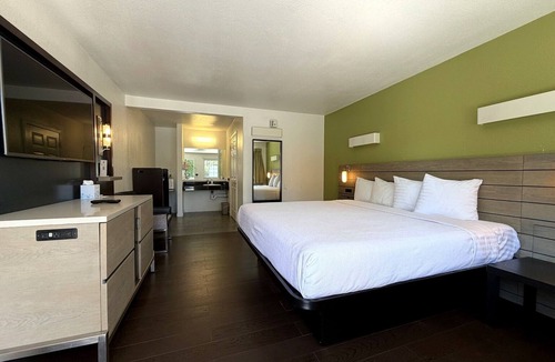 Munras Avenue Hotel | Signature King Room - Accessible (ADA) - Sleeps 2