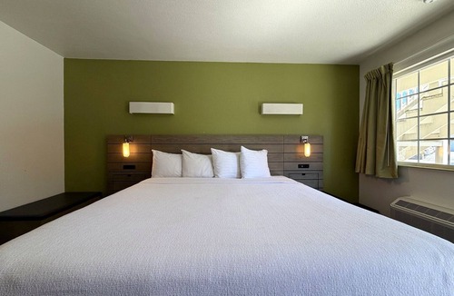 Munras Avenue Hotel | Signature King Room - Accessible (ADA) - Sleeps 2