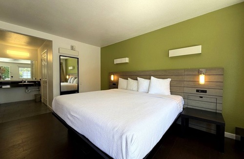 Munras Avenue Hotel | Signature King Room - Accessible (ADA) - Sleeps 2