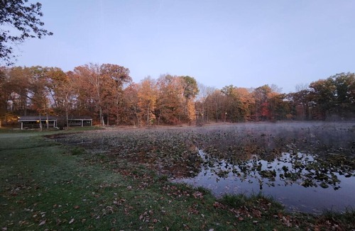 Streetsboro Cabin | Silly Goose At Heron Hill Retreat Hot Tub on Lake!