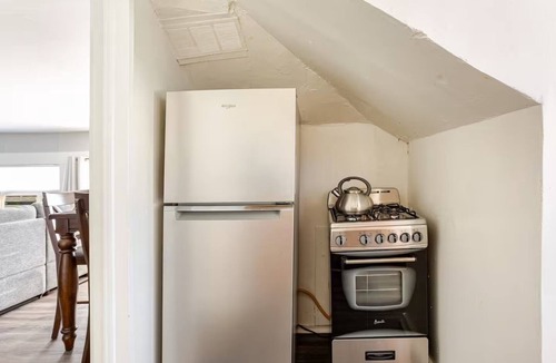 Pasadena Apartment | Simple Comfort - Metro Station - Work Desk