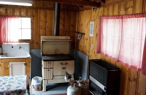 Bellvue Cabin | Simple Mountain Cabin for a Rustic Mountain Retreat near Well Gulch Nature Trail, CO