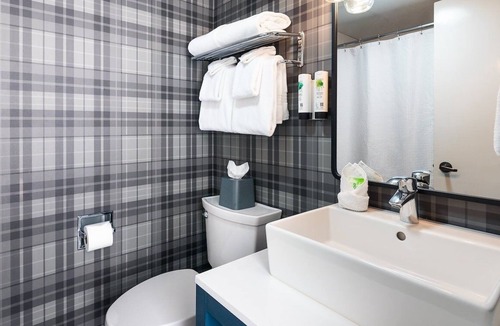 Steamboat Springs Hotel | Single Queen | Queen at Gravity Haus Steamboat