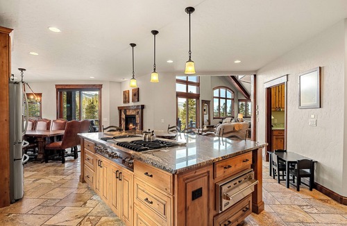 Warrior's Mark West House | Six Ensuite Bedrooms, Major Mtn Views, Hike/Ski