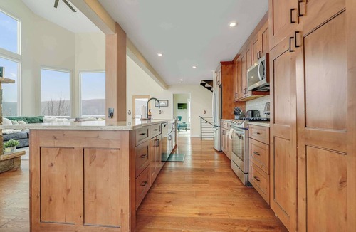 Baldy Mountain Ski Chalet | Skalli Haus - Lux Remodel - Sauna, HTub, Pets!