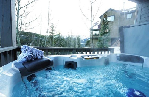 Baldy Mountain Ski Chalet | Skalli Haus - Lux Remodel - Sauna, HTub, Pets!