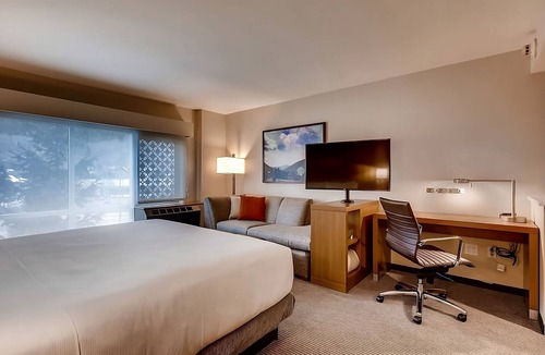 Mountain House Hotel | Ski Access! Two Relaxing Units, Free Breakfast, Jacuzzi, Mountain Views!