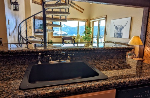 Mount Crested Butte Condo | Ski and Bike In/Out Condo on Mt. Crested Butte with Private Entrance. Sleeps 6