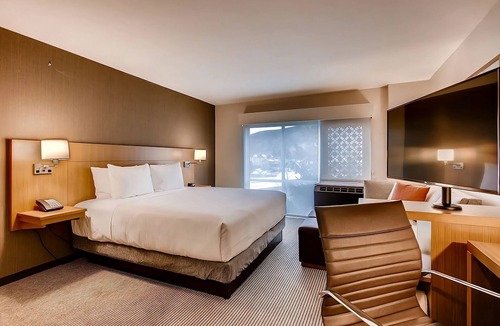 Mountain House Hotel | Ski Heaven! Two Pet-friendly Units, Breakfast Delights, Keystone Discoveries!