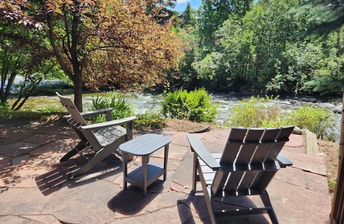 Frisco Villa | Ski, Hike, Creek and steps from main st , bus to Breck or Copper 2 blocks away.