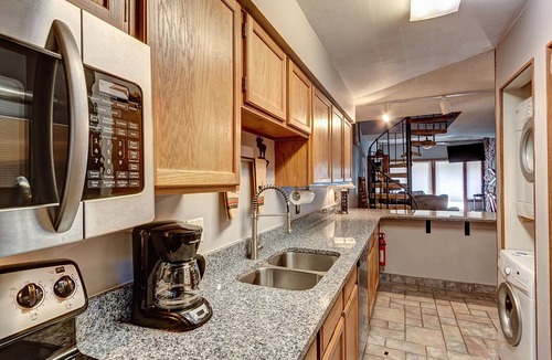Historic District Condo | Ski-in Breckenridge Condo with On-Site Hot Tubs, 1 Block to Downtown, Stunning V