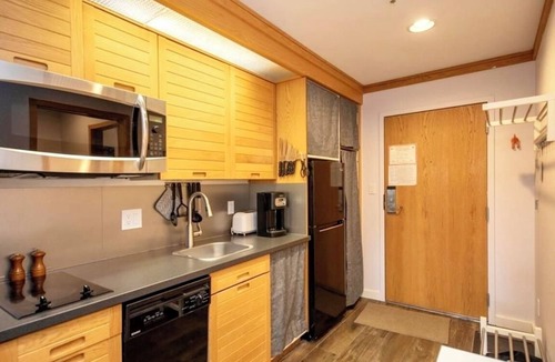 Mountain House Condo | SKI IN/OUT/STEPS 2 LIFT/2 HOT TUBS/FIRE PIT!