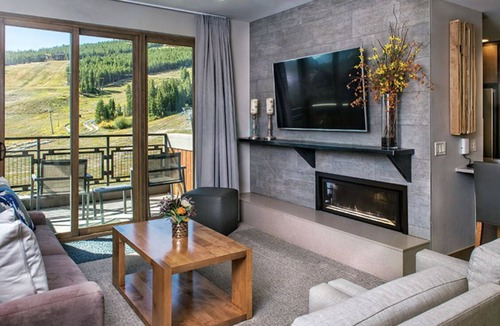 Peak 8 Ski Chalet | Ski in Ski out one bedroom