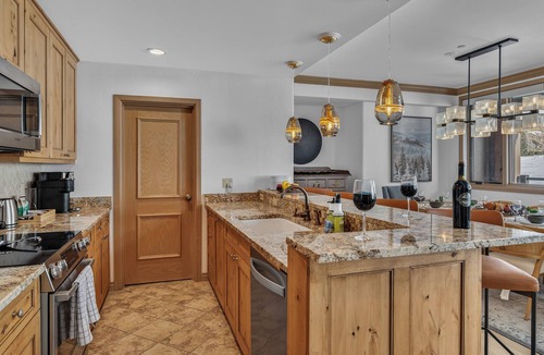 Highlands Townhomes House | Ski-In/Ski-Out + Views | Chalet Bravura