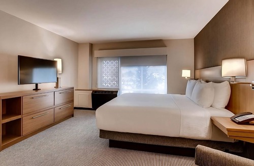 Mountain House Hotel | Ski Resort with Hot Tub! 2 Pet-friendly Units with Free Breakfast and Shuttle!