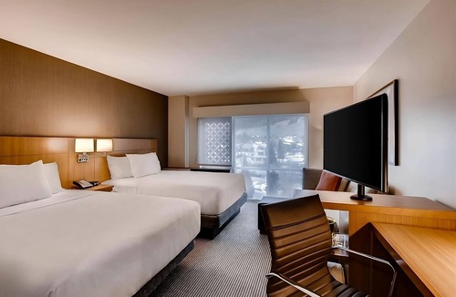 Mountain House Hotel | Ski-Season Mountain Comfort Near Keystone | Hot Tub, Gym, and Free Breakfast