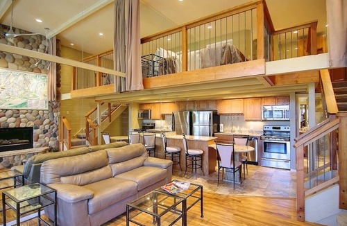 Steamboat Springs Villa | SKi/walk to slopes/Village Great lofted unit close to slopes