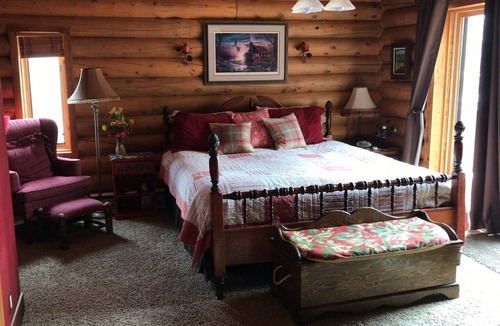 Oak Creek House | Skiing, Fishing, Hiking this log home is the perfect location to create memories