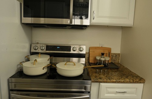 Garfield Apartment | Sleek 2BR Townhouse w/2 King Beds & Mini-Split in Each Room – Surf City Beach