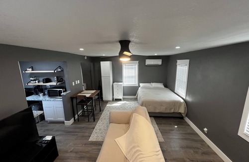 Scottsbluff House | Sleek Tiny Urban Retreat