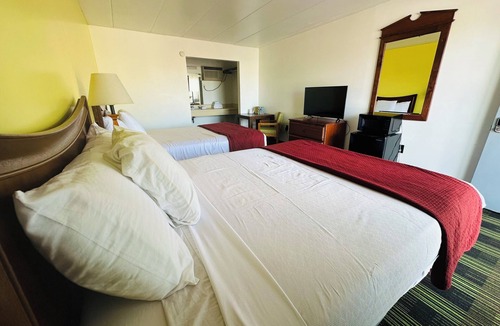 Sandusky Hotel | Sleeps 4! 2Queen Room near Cedar Point!