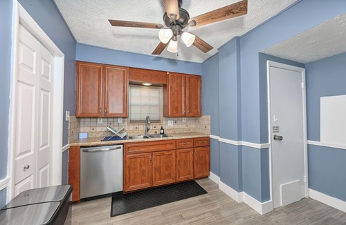 Akron House | Sleeps 5-12, BBQ, AC/Heating, Wi-Fi, Parks 6, Outdoor Smoking Allowed