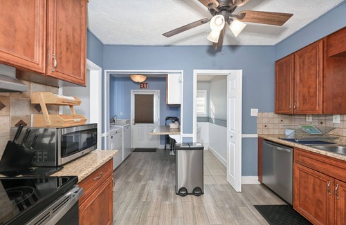 Akron House | Sleeps 5-12, BBQ, AC/Heating, Wi-Fi, Parks 6, Outdoor Smoking Allowed