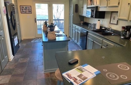 Hillsboro Cabin | Sleepy Hollow Large 4 Bedroom Lakefront House in Rocky Fork Lake