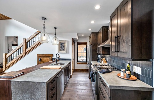 Estes Park Cabin | Slice of Heaven just steps from Lake Estes! Indoor/Outdoor Fireplace and Jacuzzi